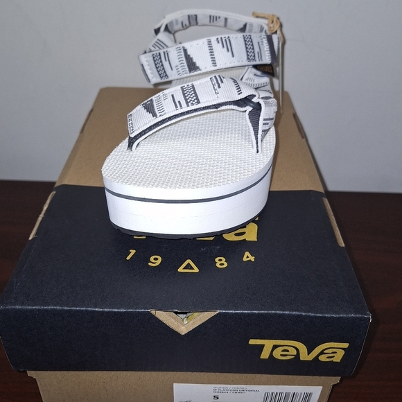 Teva Flatform Universal sandals in white. They're new with tags in original box. - Picture 4 of 8